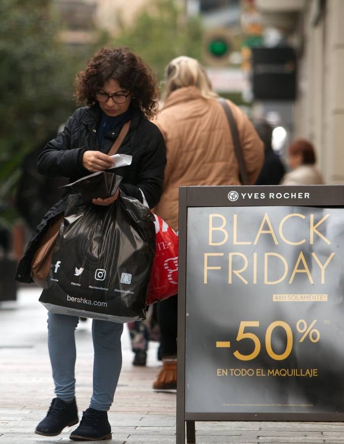 El «Black Friday» desata la locura por las compras en Sevilla