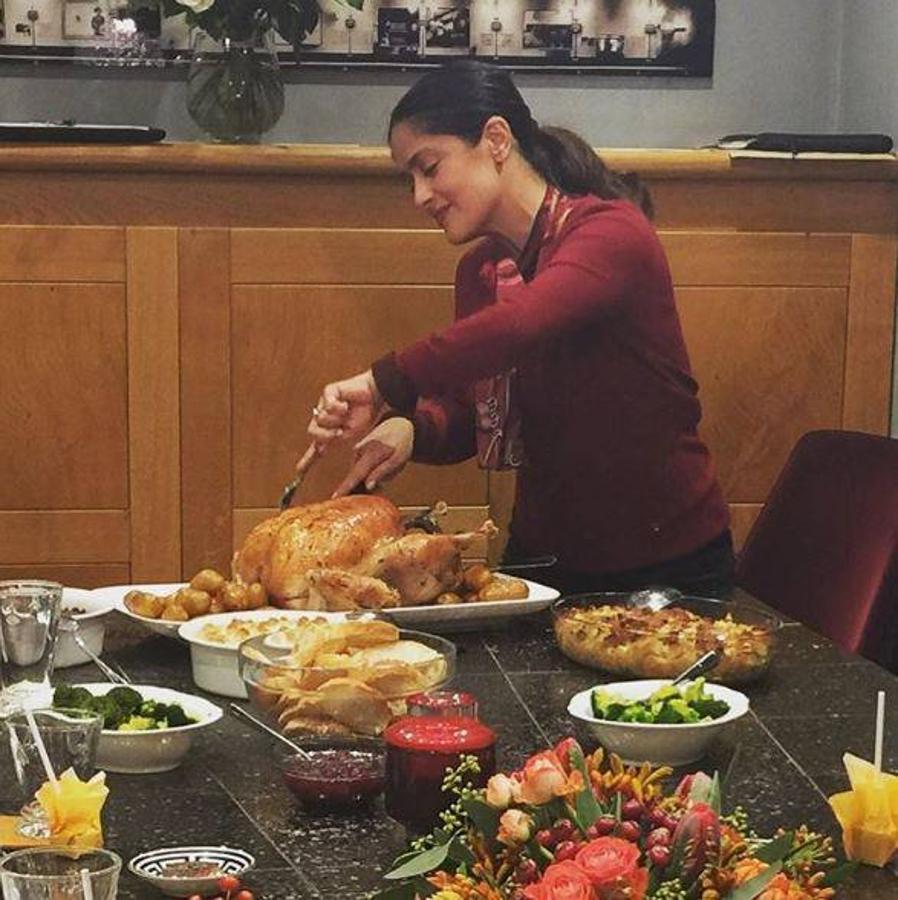 Salma Hayek. Parece que la actriz no solo tiene buena mano para cocinar sino también fuerza para cortar el pavo
