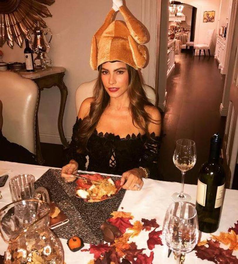 Sofia Vergara. Un complemento muy curioso y divertido se colocó la actriz para sentarse a la mesa