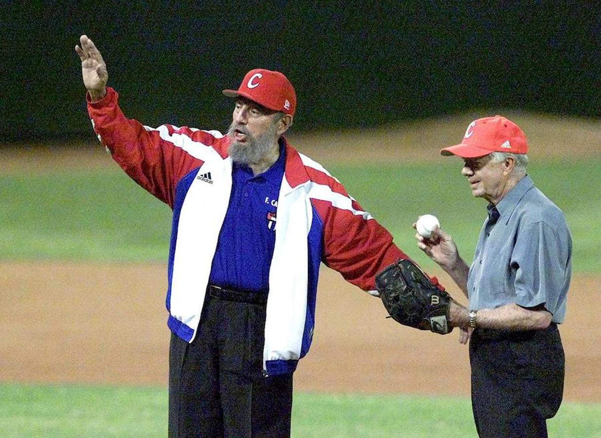 Fidel y el expresidente de Estados Unidos, Jimmy Carter, en un saque de honor de un partido de beisbol, en 2002. 