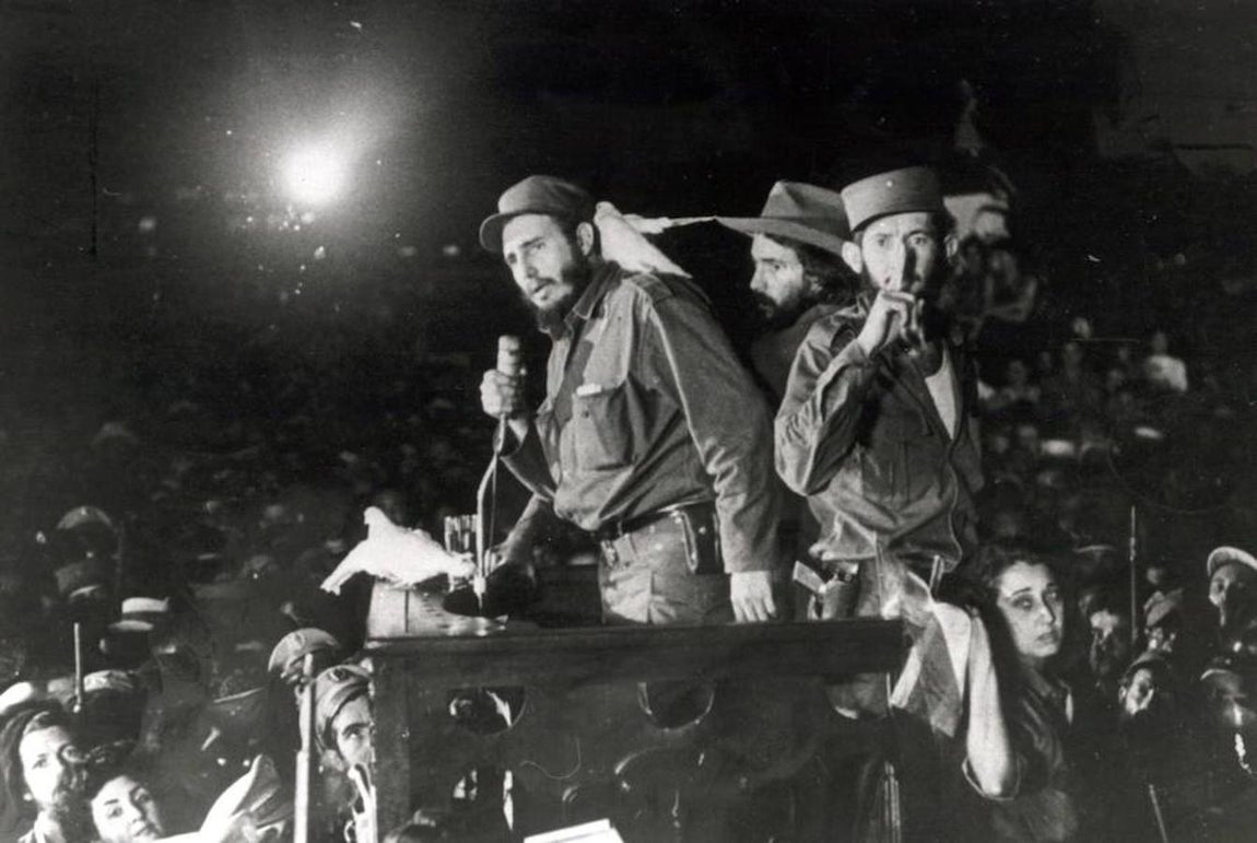Fidel Castro (izquierda), pronunciando un discurso en elcampamento militar de Columbia, en La Habana, en 1959. Junto a Castro, el fallecido comandante Camilo Cienfuegos (centro). 
