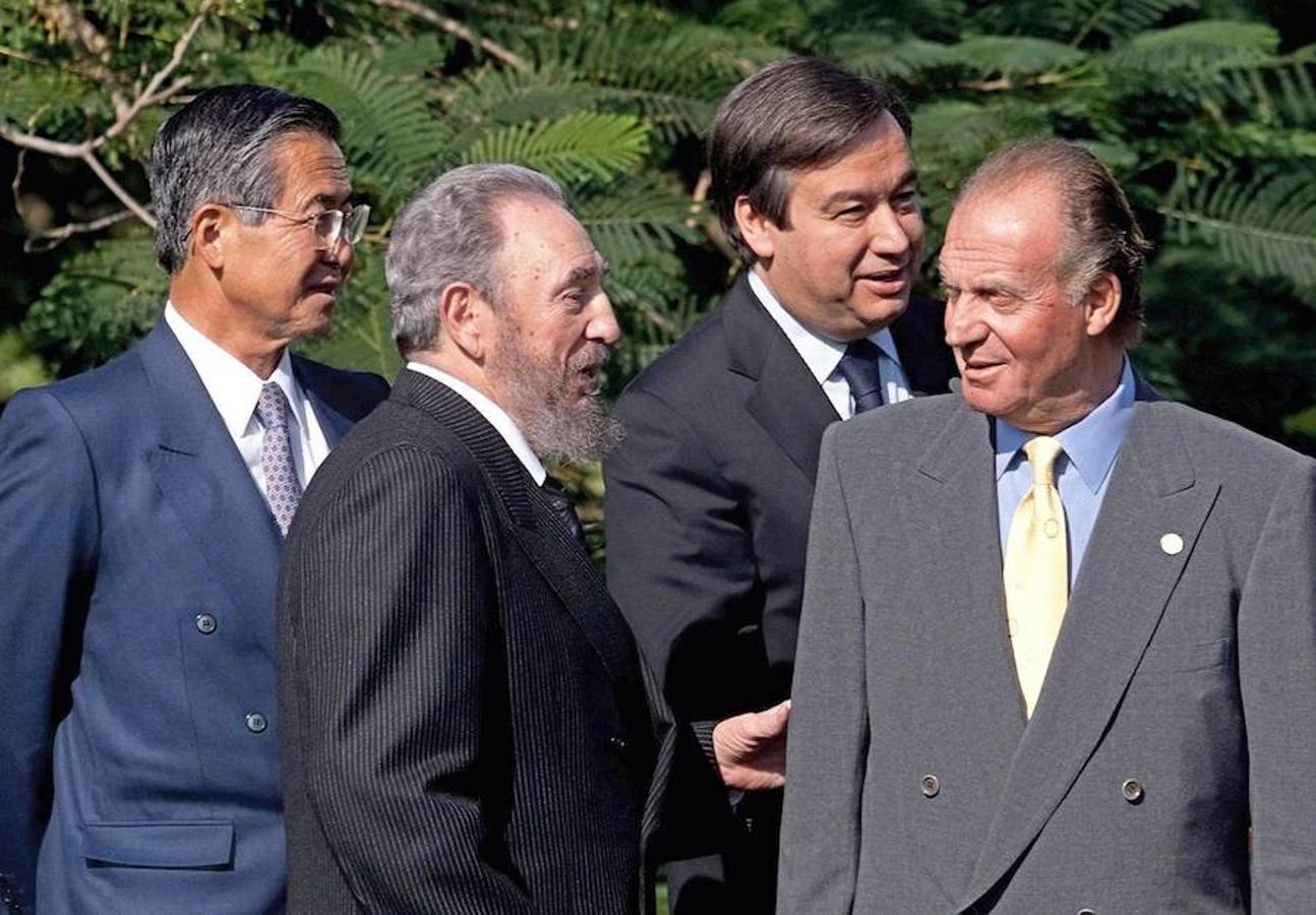 El Rey Don Juan Carlos I con Fidel Castro, en la cumbre iberoamericana de 1999. 