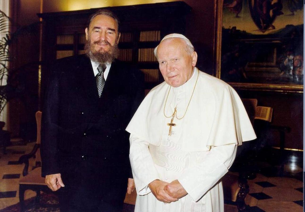 Entrevista del Papa Juan Pablo II y Fidel Castro, en Roma (1996). 