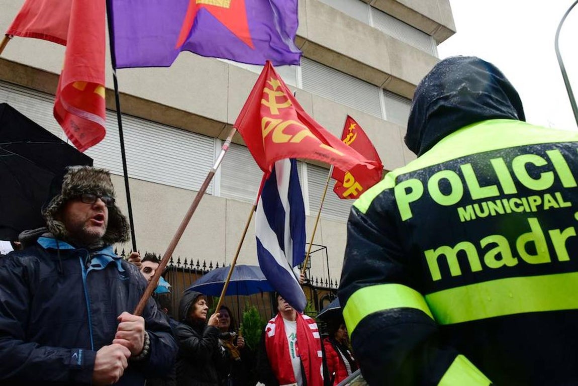 Castristas y disidentes se han enfrentado hoy ante la embajada de Cuba en Madrid.. 