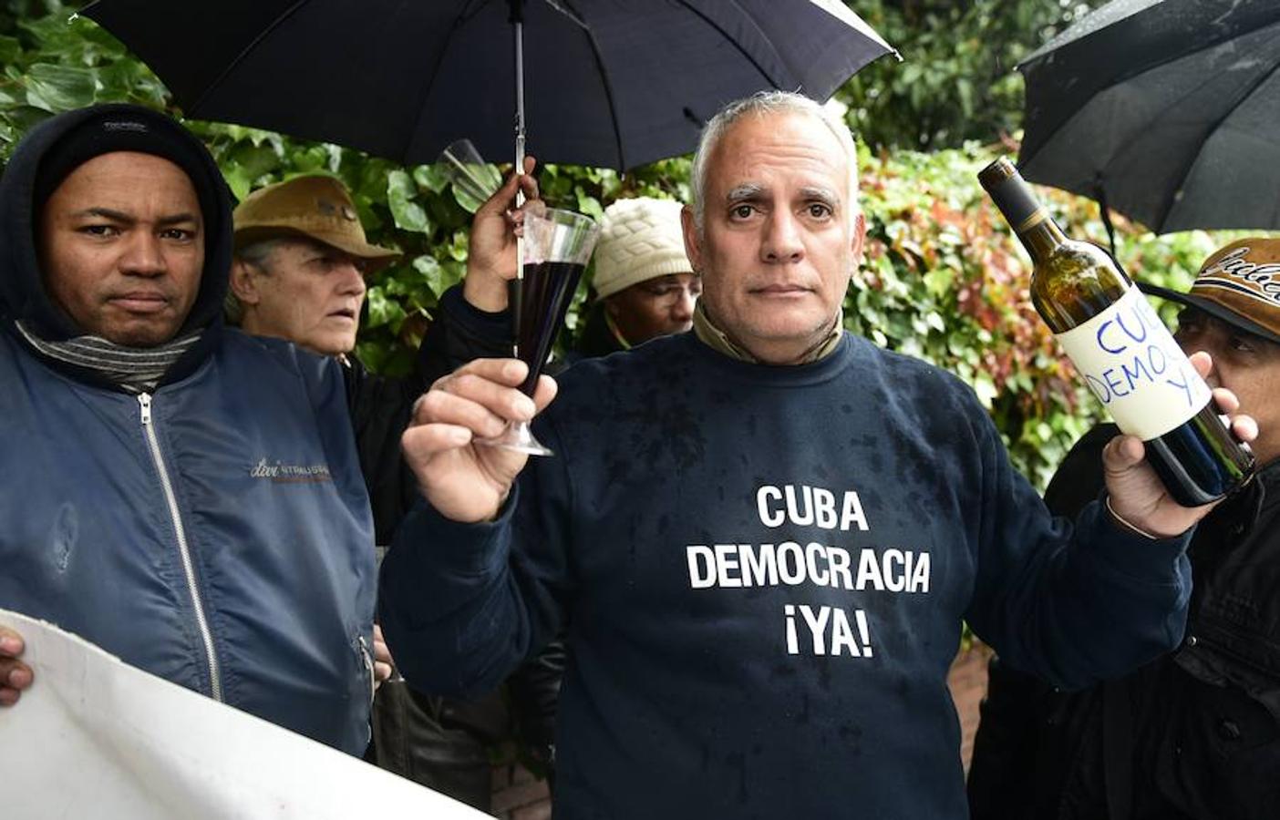 Castristas y disidentes se han enfrentado hoy ante la embajada de Cuba en Madrid.