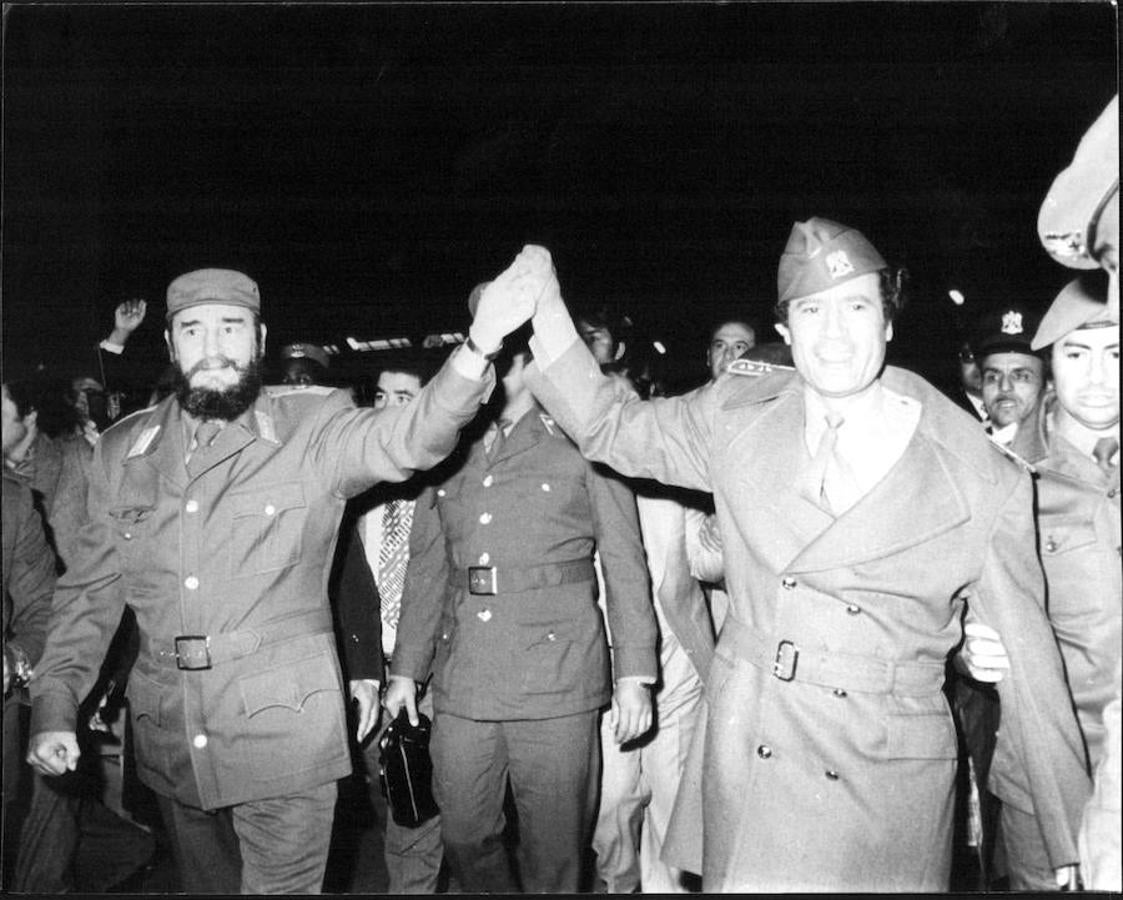 Castro, con Gadafi, durante su gira africana de 1977. 