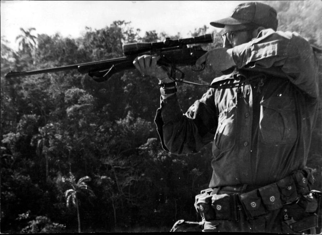 Fidel, en Sierra Maestra, enseñando a disparar a sus hombres (1957). 