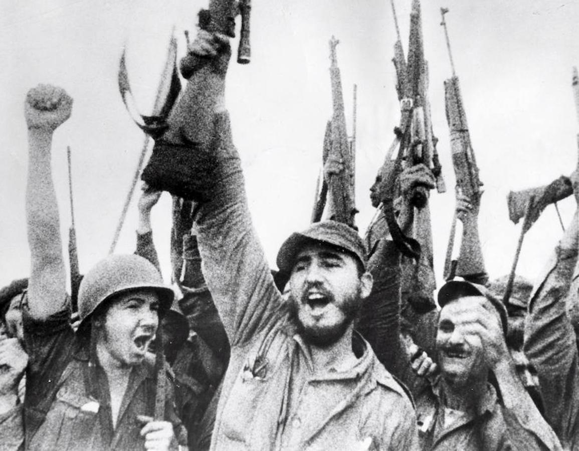 Fotografía del 8 de enero de 1959 que muestra a Fidel Castro (centro) durante la celebración de la victoria del Movimiento Revolucionario de Cuba,en La Habana. 