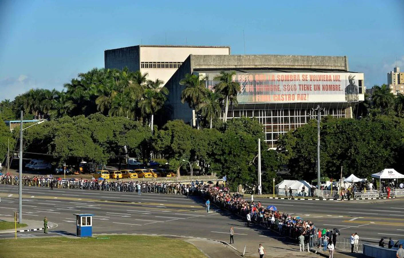 Los cubanos han hecho colas de más de tres horas para entrar al memorial de Fidel Castro desde primera hora de la mañana