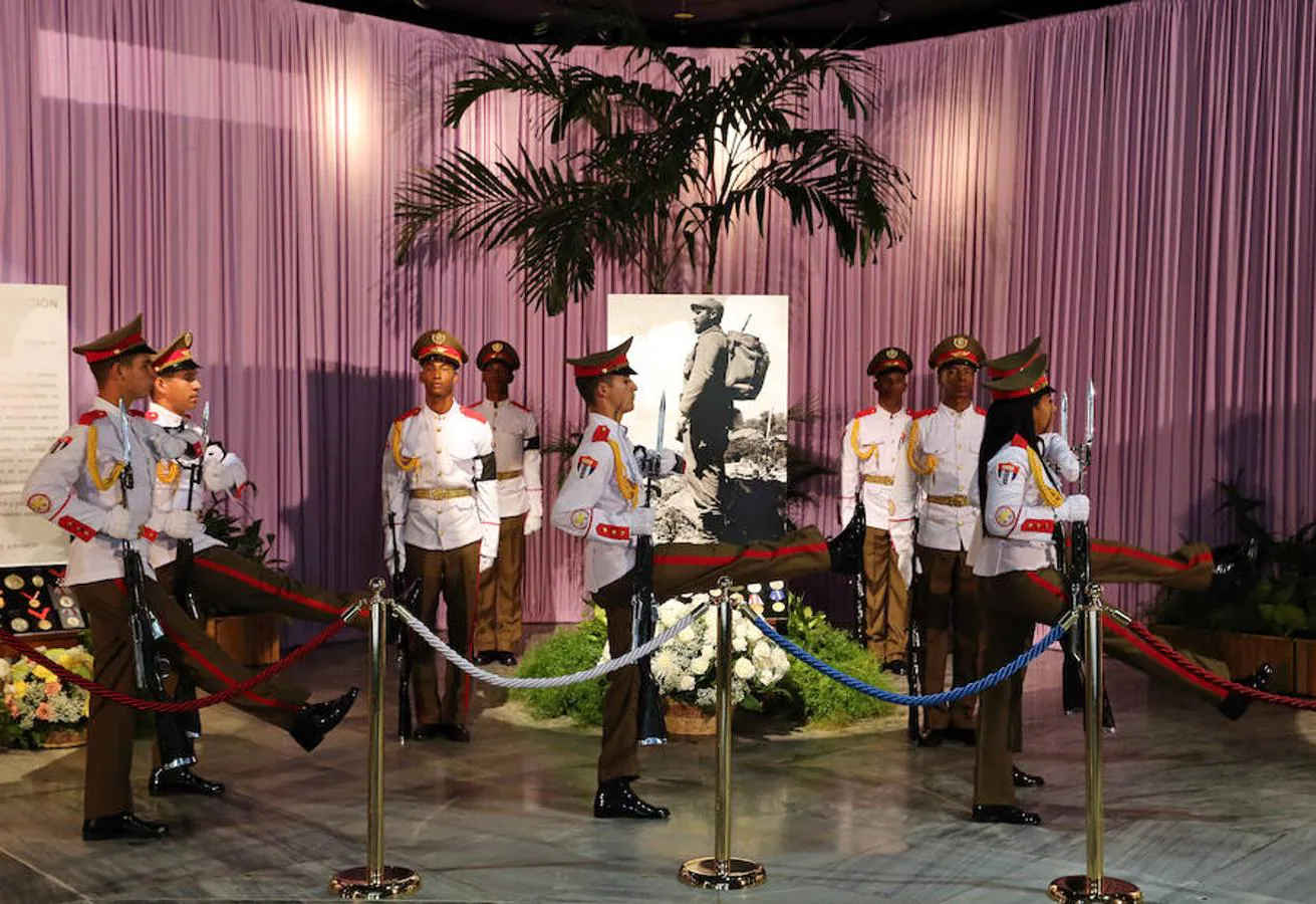 Los cubanos han ido accediendo al memorial, donde se puede ver una corona de flores con una foto del comandante con un rifle colgado al hombro custodiado por militares vestidos con uniformes de gala. Efe