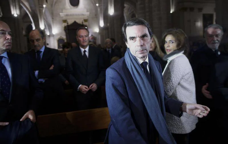 El expresidente del Gobierno José María Aznar, acompañado por su esposa Ana Botella durante la misa funeral por la exalcaldesa de Valencia Rita Barberá
