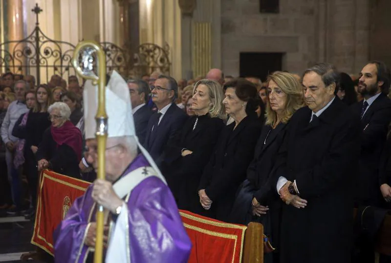 Familiares durante la misa funeral por la exalcaldesa de Valencia Rita Barberá que ha oficiado el cardenal arzobispo Antonio Cañizares (i) en la catedral de Valencia.