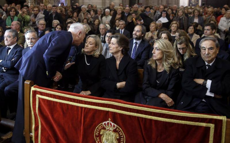 Jose Manuel García Margallo da el pésame a la familia durante la misa funeral por la exalcaldesa de Valencia Rita Barberá que ha oficiado el cardenal arzobispo Antonio Cañizares en la catedral de Valencia. 