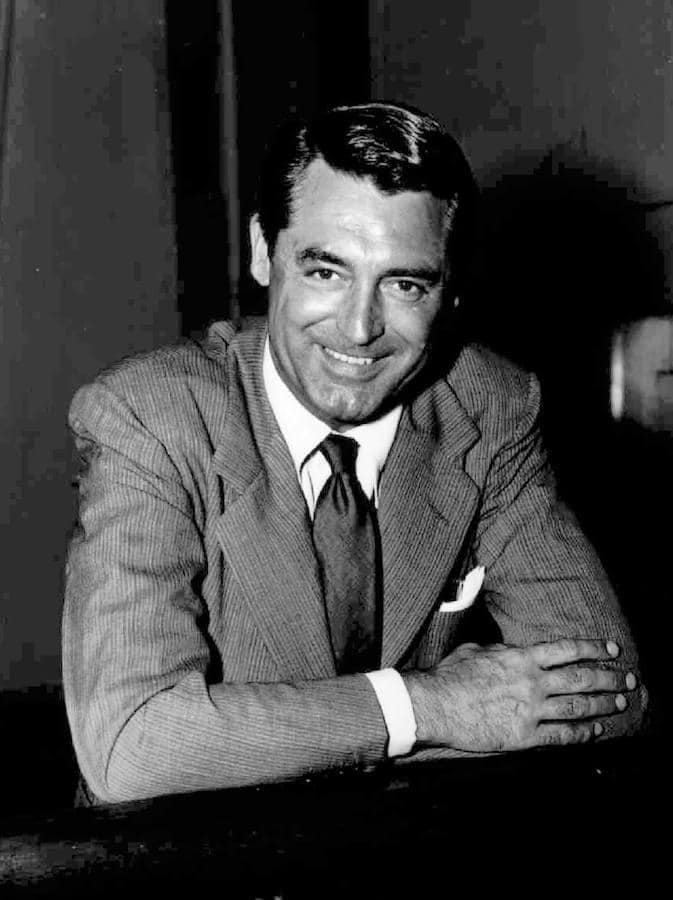 Cary Grant nació en 1904 en Bristol, Inglaterra, bajo el nombre de Archibald Leach. Cuando Archie tenía tan solo 9 años, su padre internó a la madre del actor en un hospital psiquiátrico, se volvió a casar y luego abandonó Archie al cuidado del estado.