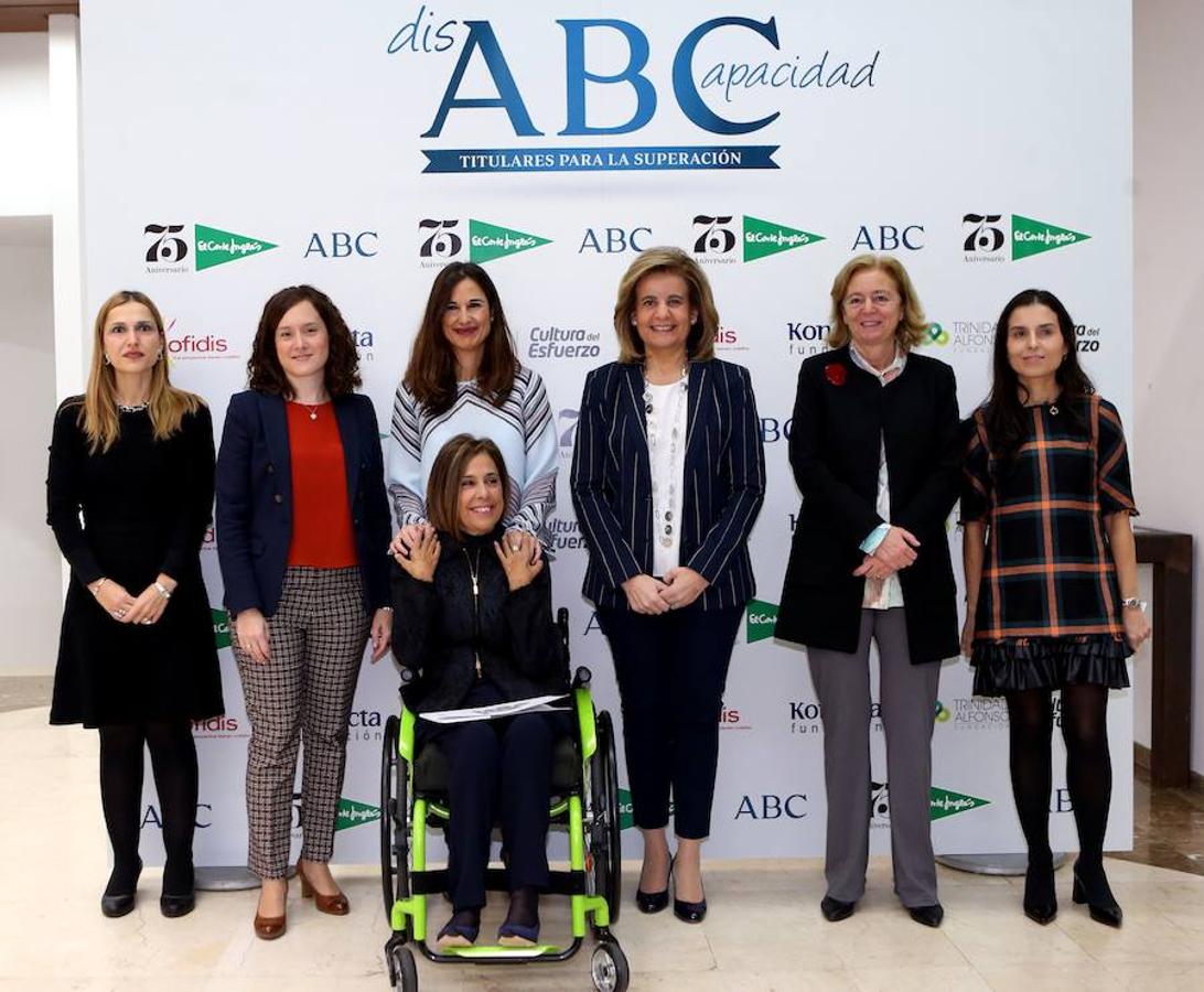 La ministra de Empleo y Seguridad Social, Fátima Báñez, en la inauguración de las Segundas Jornadas de Discapacidad y Dependencia en ABC. Junto a la ministra, de izquierda a derecha, Gloria Iglesias, gerente de Conciliación y Diversidad de Repsol, Beatriz Gómez Escalonilla, directora de RSC de Banco Popular, Mar Cogollos, directora de AESLEME, Graciela de la Morena, directora de la Fundación Konecta, Catalina Luca de Tena, presidenta editora de ABC y Montserrat Lluis, subdirectora de ABC.. 