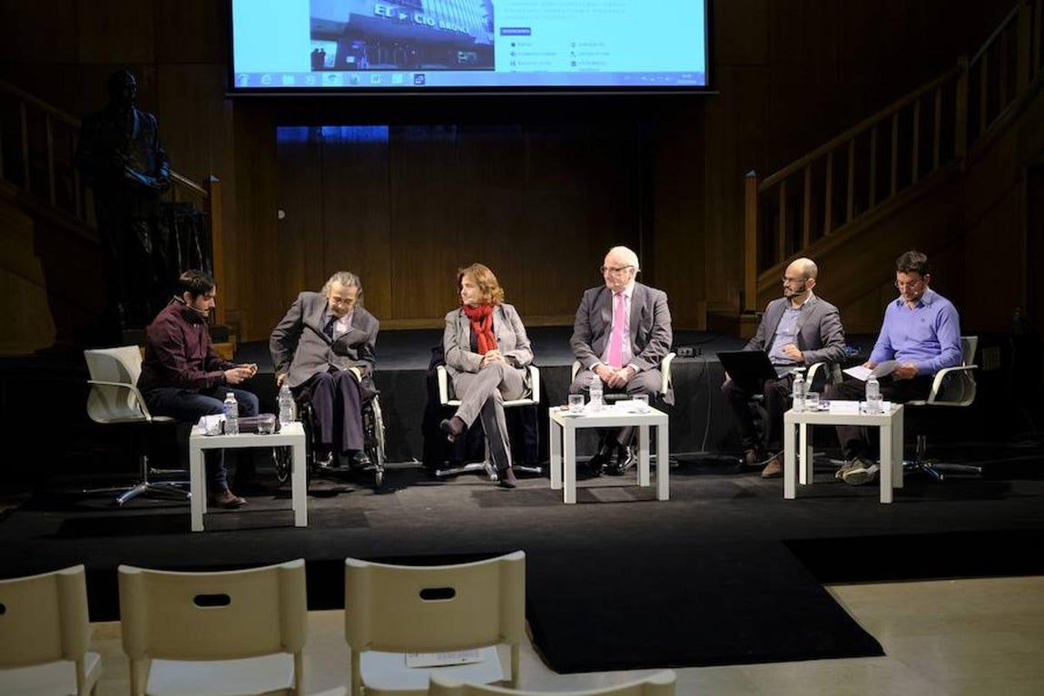 Ponencia de Tecnología y Discapacidad. De izquierda a derecha: José Manuel Sánchez González, redactor de Tecnología de ABC; Juan Carlos Ramiro, director de CENTAC; Belén Ruiz, directora gerente de CESYA; Borja Adsuara Varela, experto en Derecho y estrategia digital; Juan Antonio Cebollada, fundador de INSUIT; Javier Sepulcre, co-fundador de DISABLE PARK.. 