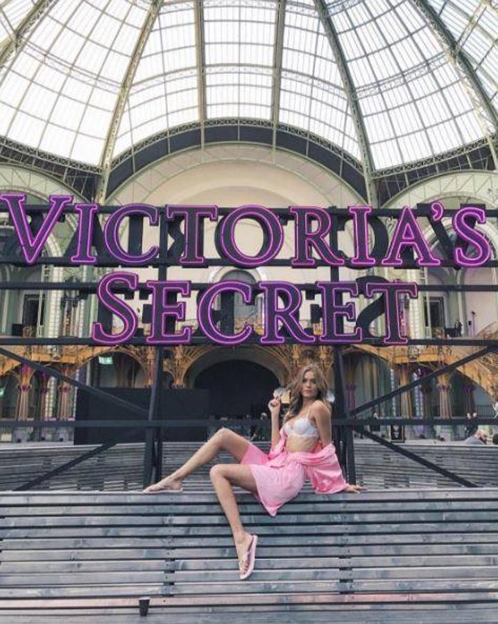 Las extensiones y los rellenos en los sujetadores y los bikinis son habituales en las preparaciones de las sesiones, pero no son las únicas trampas que utiliza la empresa de lencería para enaltecer la figura de las jóvenes. 