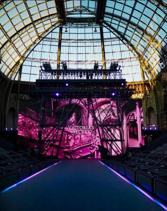 El Grand Palais de París se ha teñido de púrpura para el espectáculo de Victoria Secret de esta noche. 