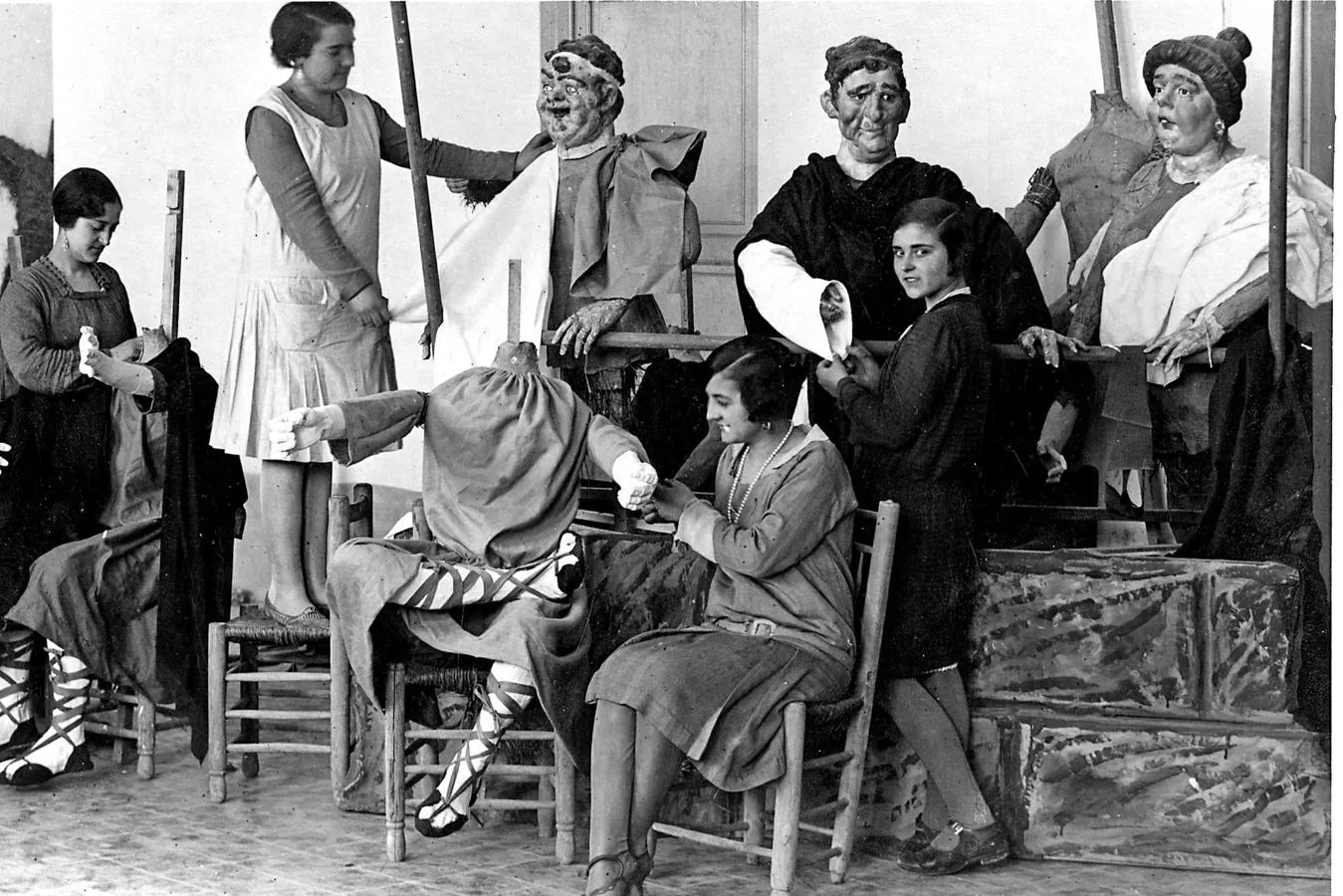 Año 1920: modistas se ocupan de los vestidos de las Fallas