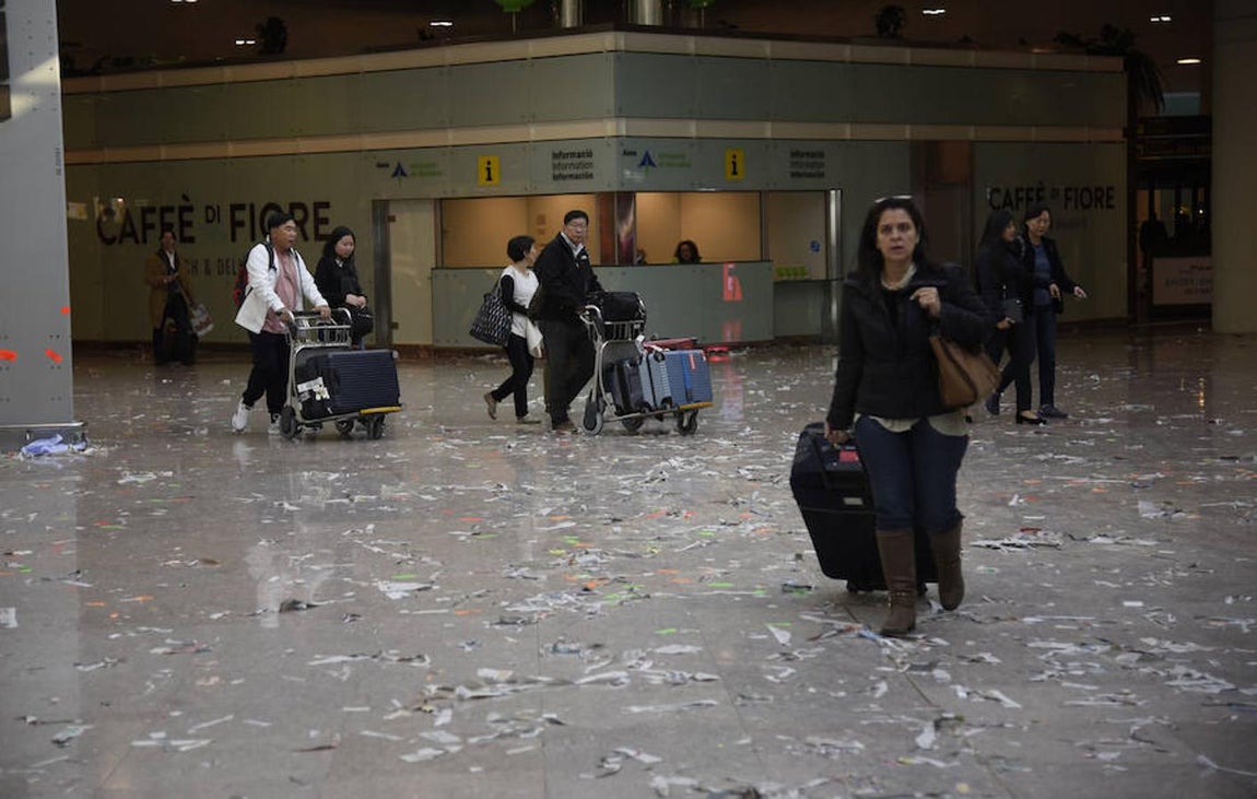 La basura inunda el aeropuerto de El Prat de Barcelona durante la huelga de limpieza