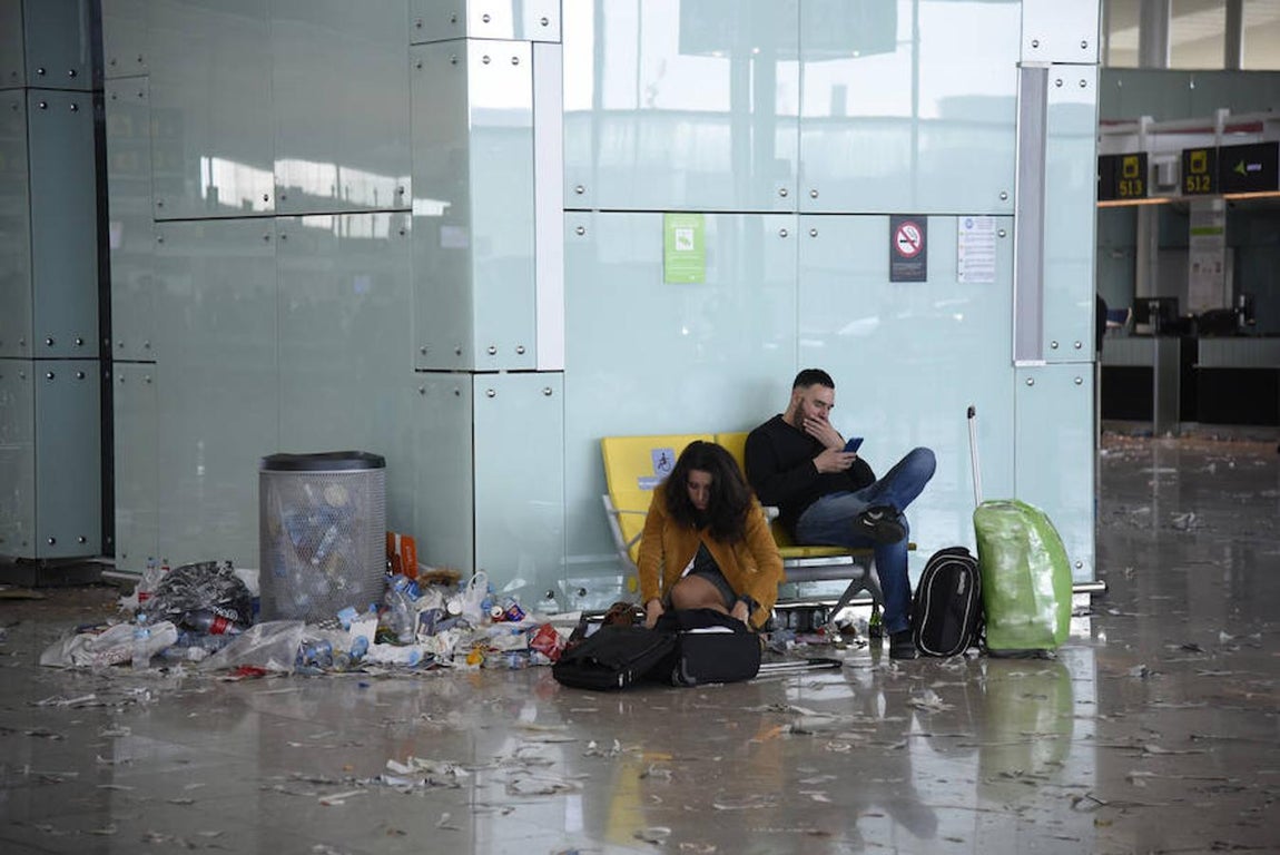 La basura inunda el aeropuerto de El Prat de Barcelona durante la huelga de limpieza