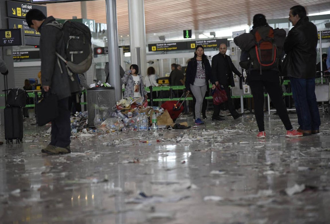 La basura inunda el aeropuerto de El Prat de Barcelona durante la huelga de limpieza
