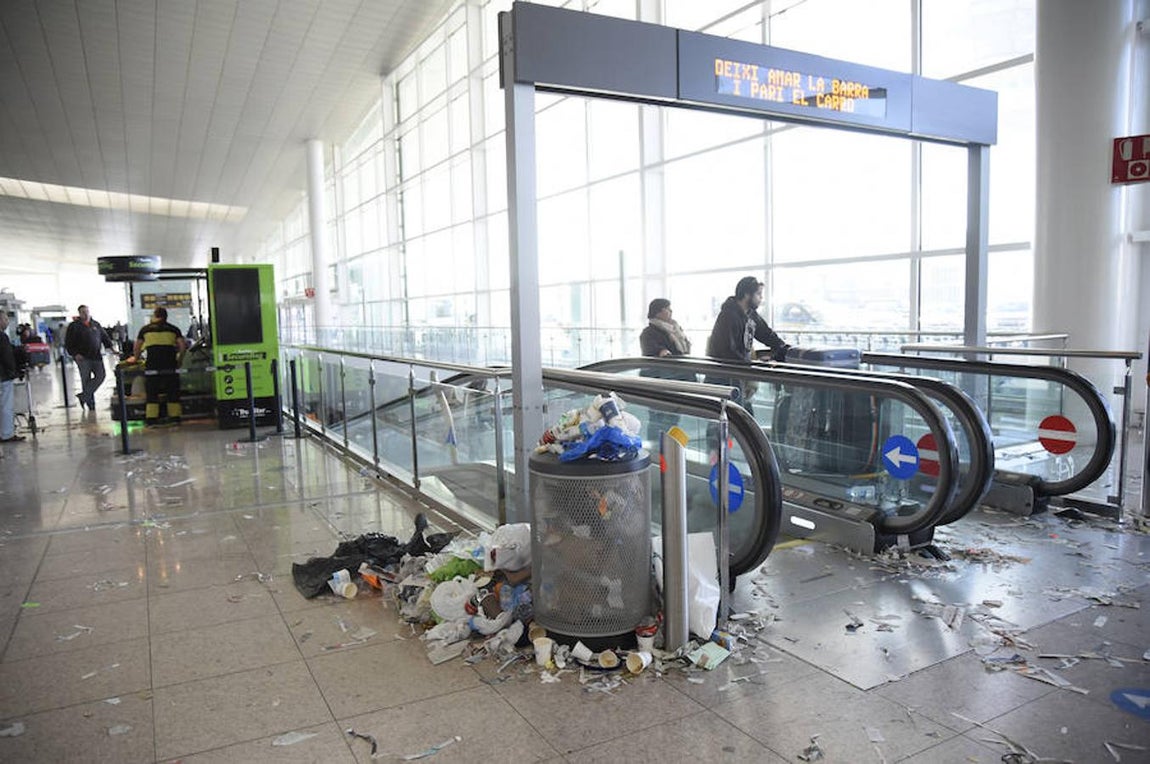 La basura inunda el aeropuerto de El Prat de Barcelona durante la huelga de limpieza