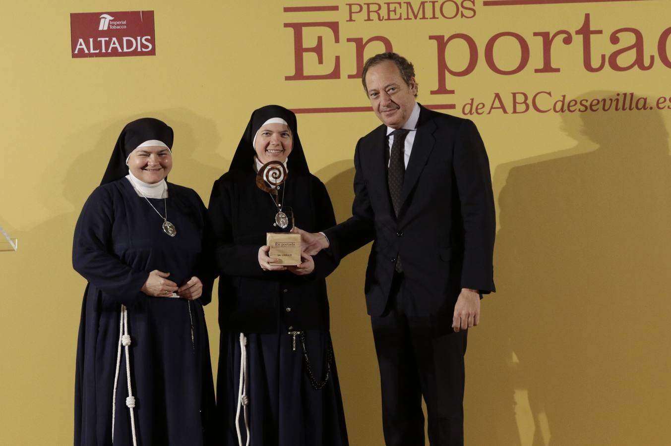 Sor Raquel y Sor Sacramento reciben el premio de manos de Álvaro Rodríguez Guitart, director gerente de ABC en Andalucía