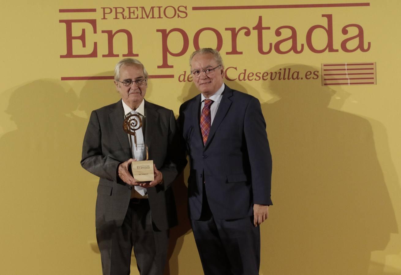 Ignacio Fernández-Vial recogió el premio de manos de Álvaro Ybarra Pacheco, director de ABC de Sevilla