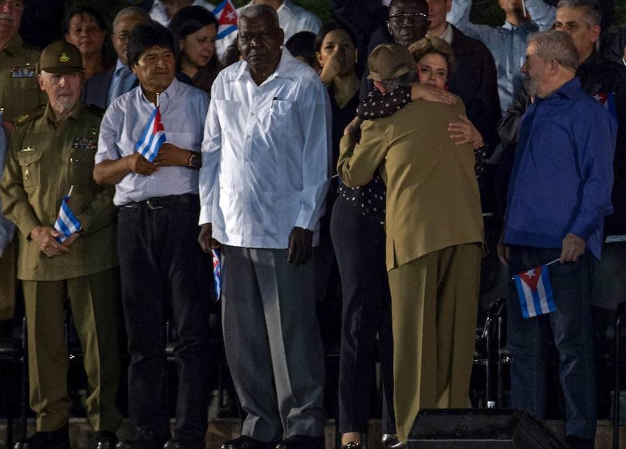 Raul Castro abraza a Dilma Rousseff en el acto este sábado en Santiago de Cuba. De izquierda a derecha: el expresidente de Brasil, Lula Da Silva; el vicepresidente de Cuba, Ramiro Valdes Menendez; el presidente de Bolivia, Evo Morales, y el segundo vicepresidente de Cuba, Esteban Lazo Hernandez. 