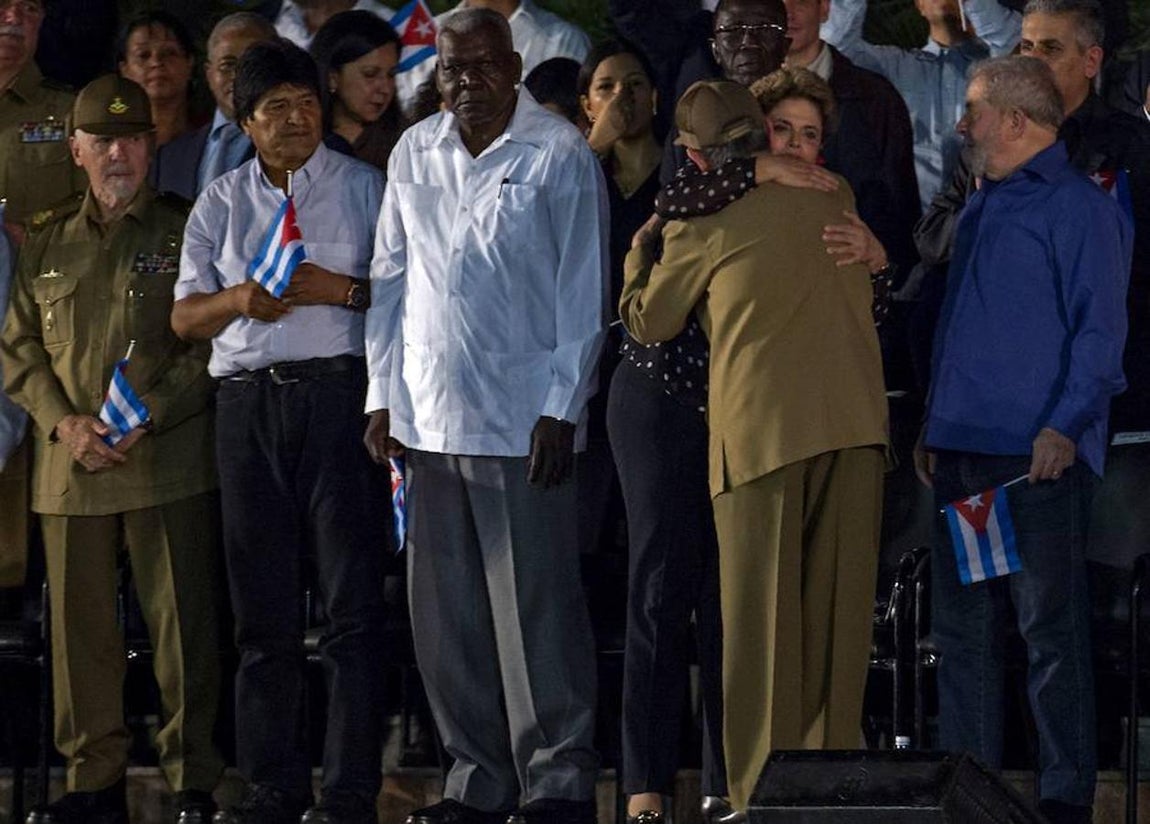 Raul Castro abraza a Dilma Rousseff en el acto este sábado en Santiago de Cuba. De izquierda a derecha: el expresidente de Brasil, Lula Da Silva; el vicepresidente de Cuba, Ramiro Valdes Menendez; el presidente de Bolivia, Evo Morales, y el segundo vicepresidente de Cuba, Esteban Lazo Hernandez.. 
