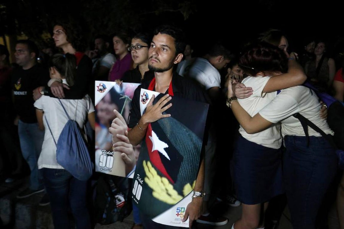 Estudiantes universitarios, emocionados, frente a un televisor que retransmite el acto de despedida de Fidel. 