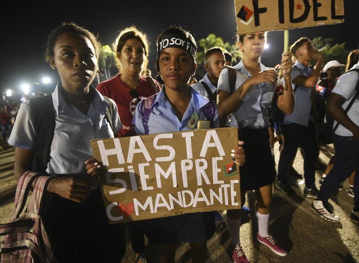 Otro grupo de niñas, en Santiago de Cuba, durante la despedida a Fidel Castro. 