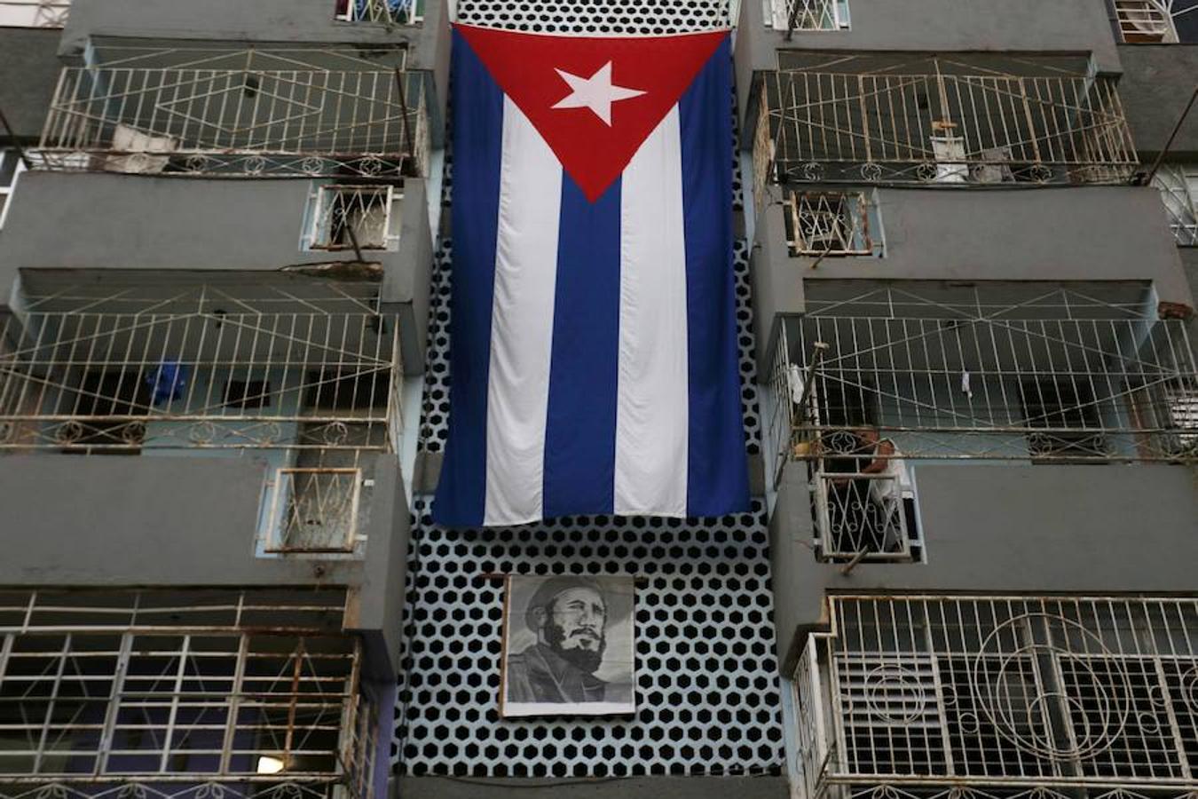 La «Caravana de la Libertad», como se ha denominado al traslado de los restos, llegó al parque Céspedes de la ciudad, precisamente el lugar donde el 1 de enero de 1959, fecha del triunfo de la Revolución, un victorioso Castro salió al balcón del Ayuntamiento. Todo el recorrido ha estado acompañado de la simbología revolucionaria cubana, como es habitual en Cuba