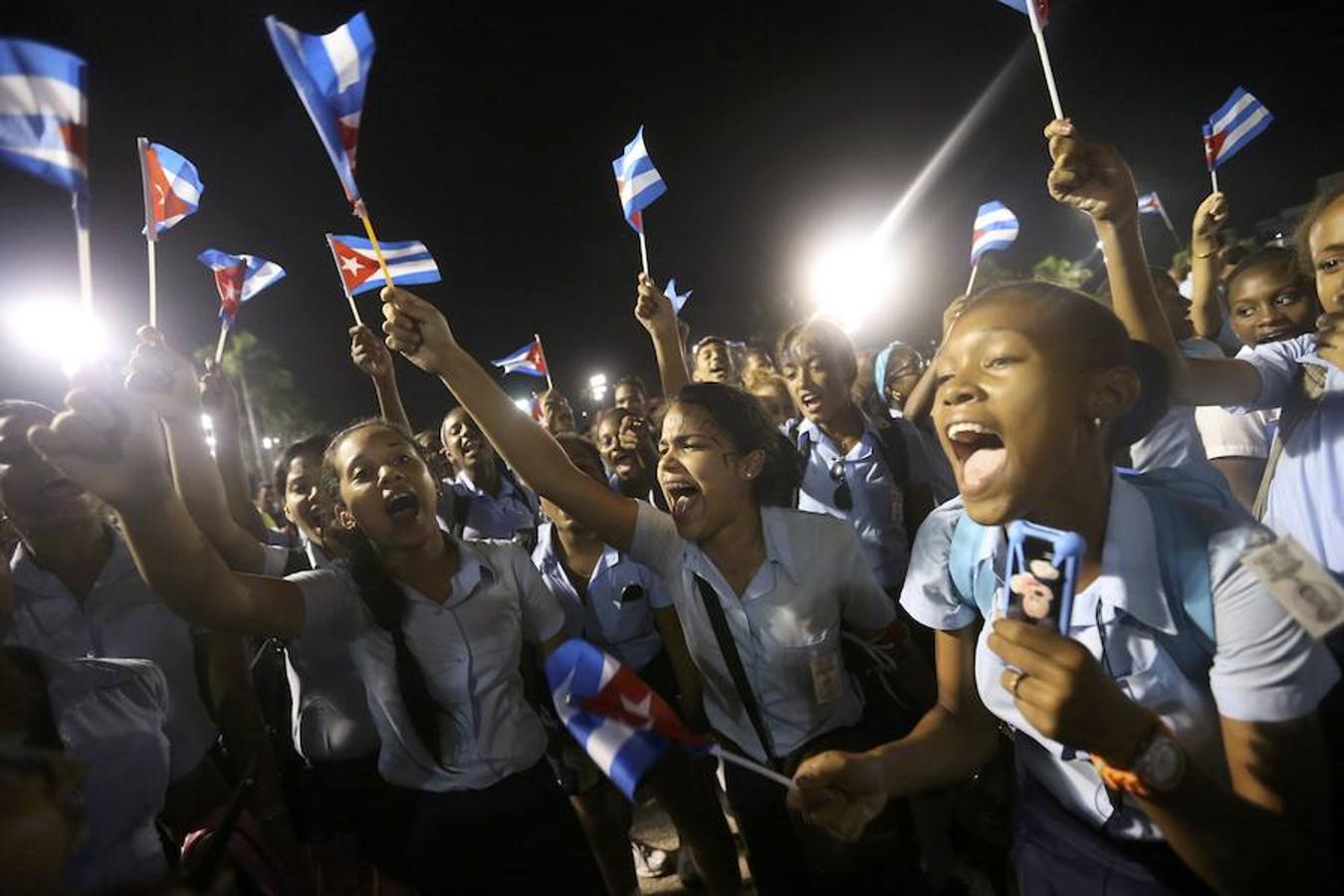Estudiantes, hondeando pequeñas banderas de Cuba en Santiago