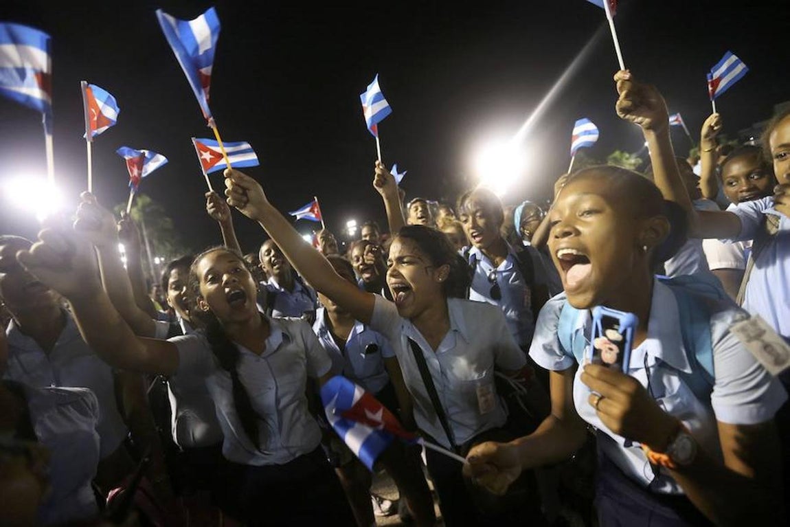 Estudiantes, hondeando pequeñas banderas de Cuba en Santiago. 
