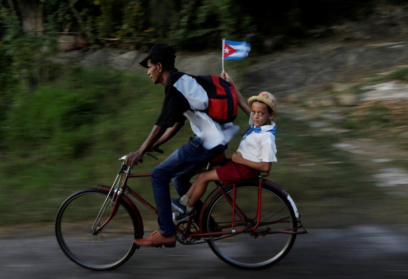 Última pedaladas de un cubano, que se dirigía a Santiago de Cuba en bicicleta junto a su hijo