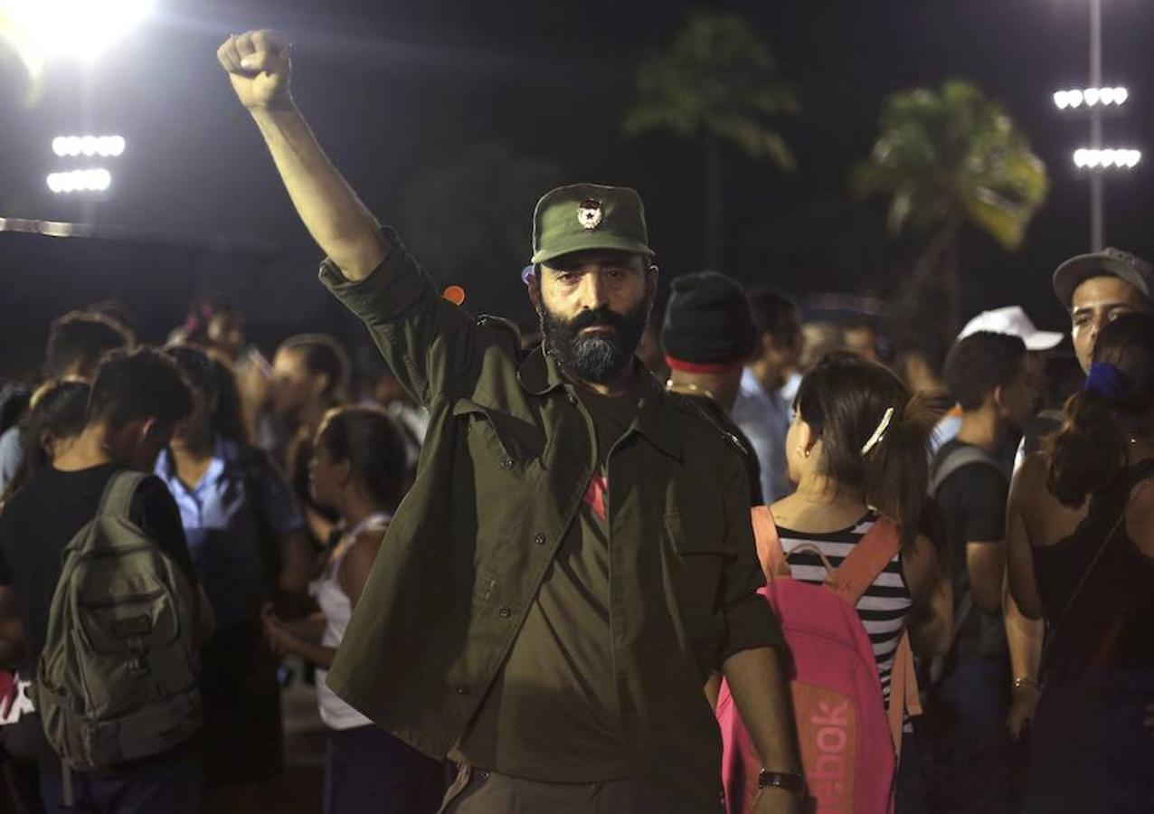 Ibrahim Aryc de Turquía posa para una foto durante el tributo al líder de la Revolución cubana en Santiago