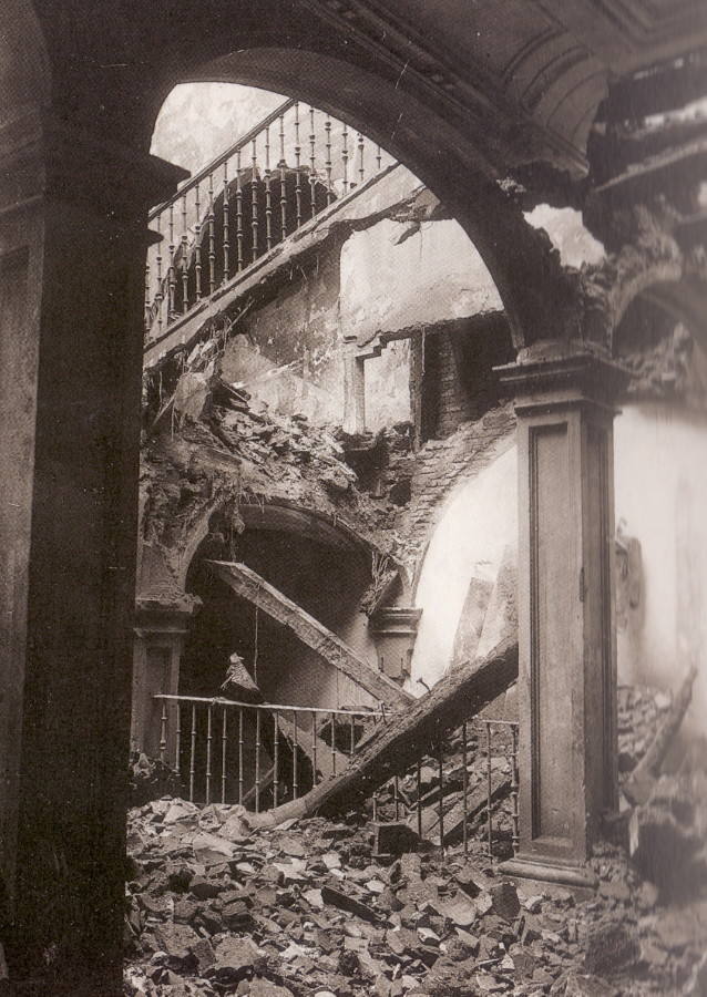 Aspecto de la escalera principal tras el incendio de 1921