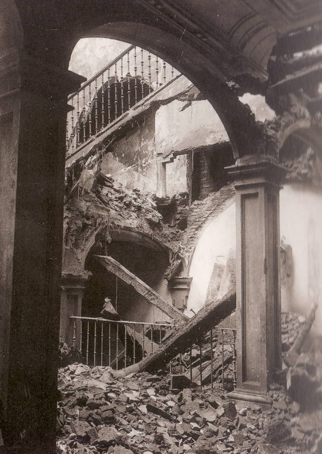 Aspecto de la escalera principal tras el incendio de 1921. 