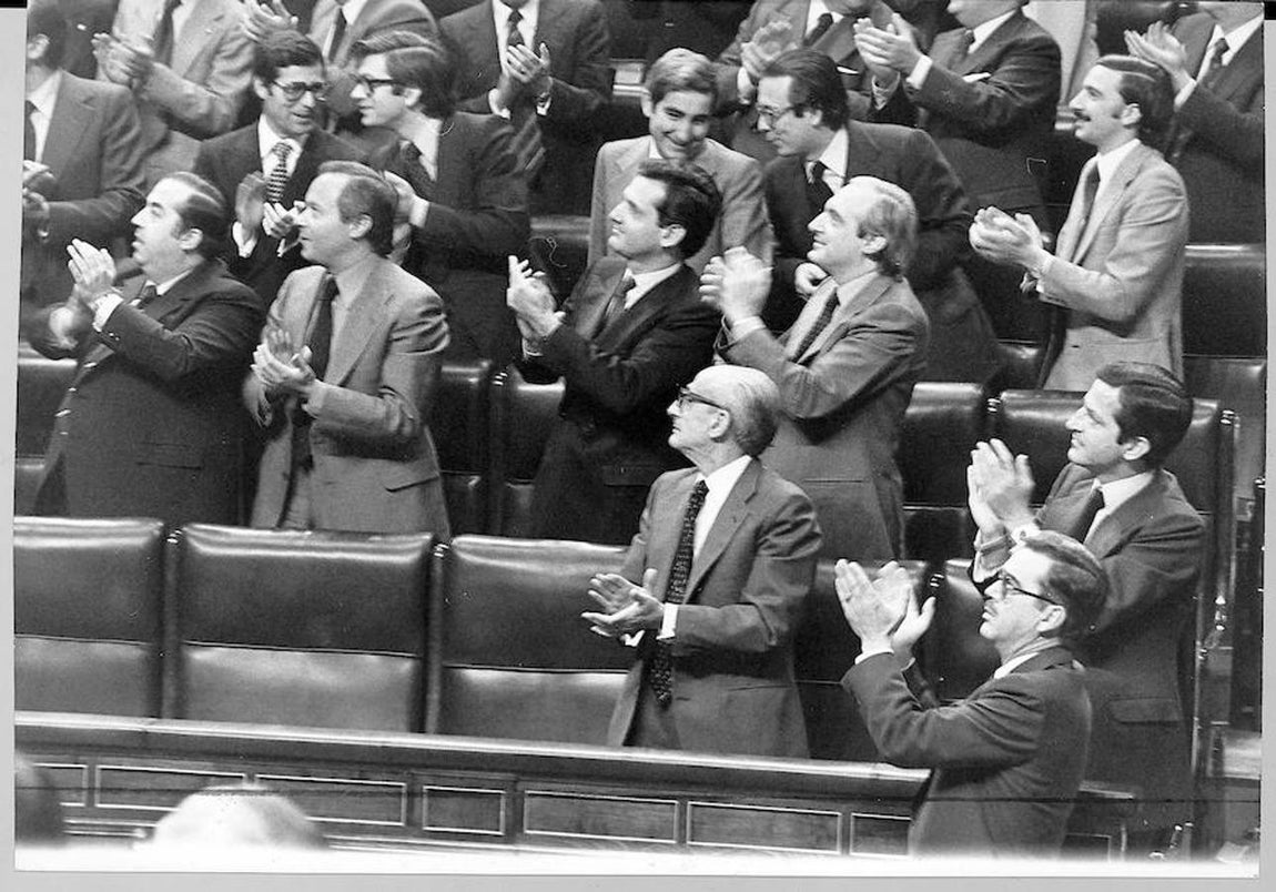 Ovación al aprobarse el proyecto constitucional en el Congreso. Aparecen entre otros, Suárez, Gutiérrez Mellado, Herrero, Cisneros, Alzaga y Arias Navarro. 