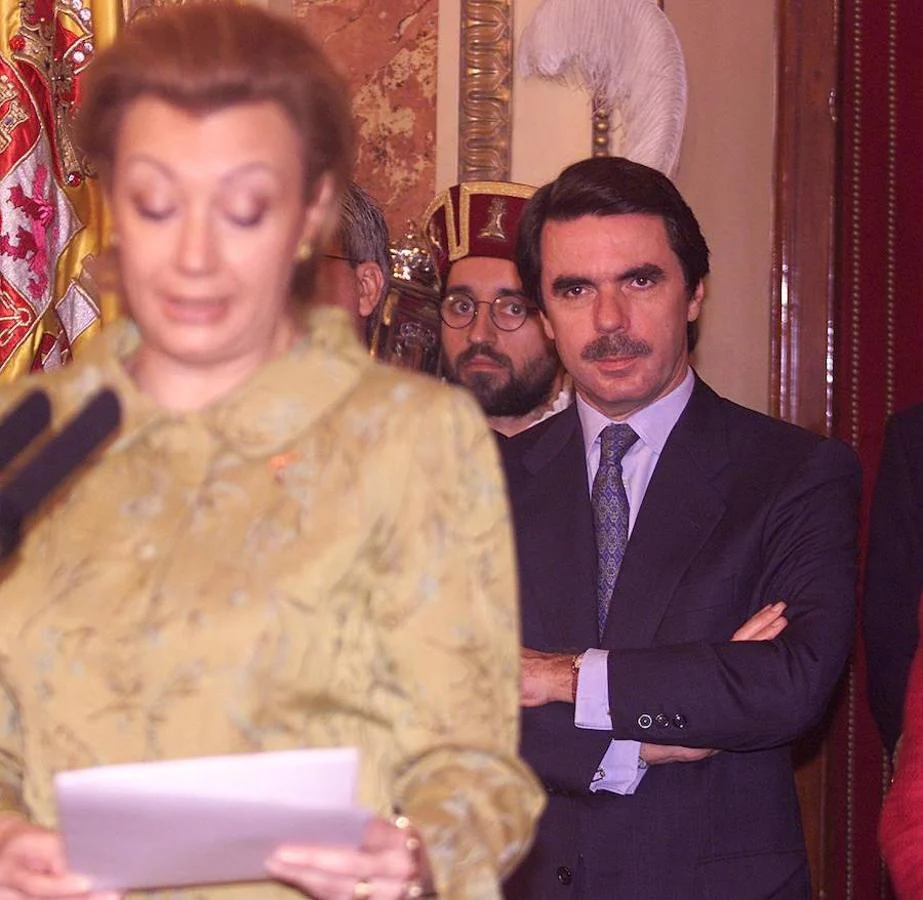 Celebración del año 2000. La presidenta del Congreso, Luisa Fernanda Rudi, junto a José María Aznar