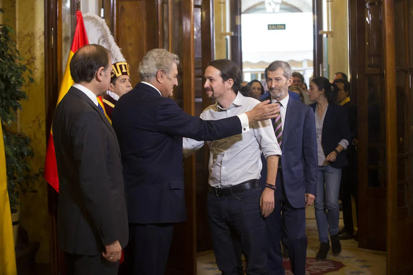 Pablo Iglesias (Podemos) vivió su primer Día de la Constitución el 6 de diciembre del año 2015. En la imagen, Iglesias saluda al presidente del Congreso, Jesús Posada