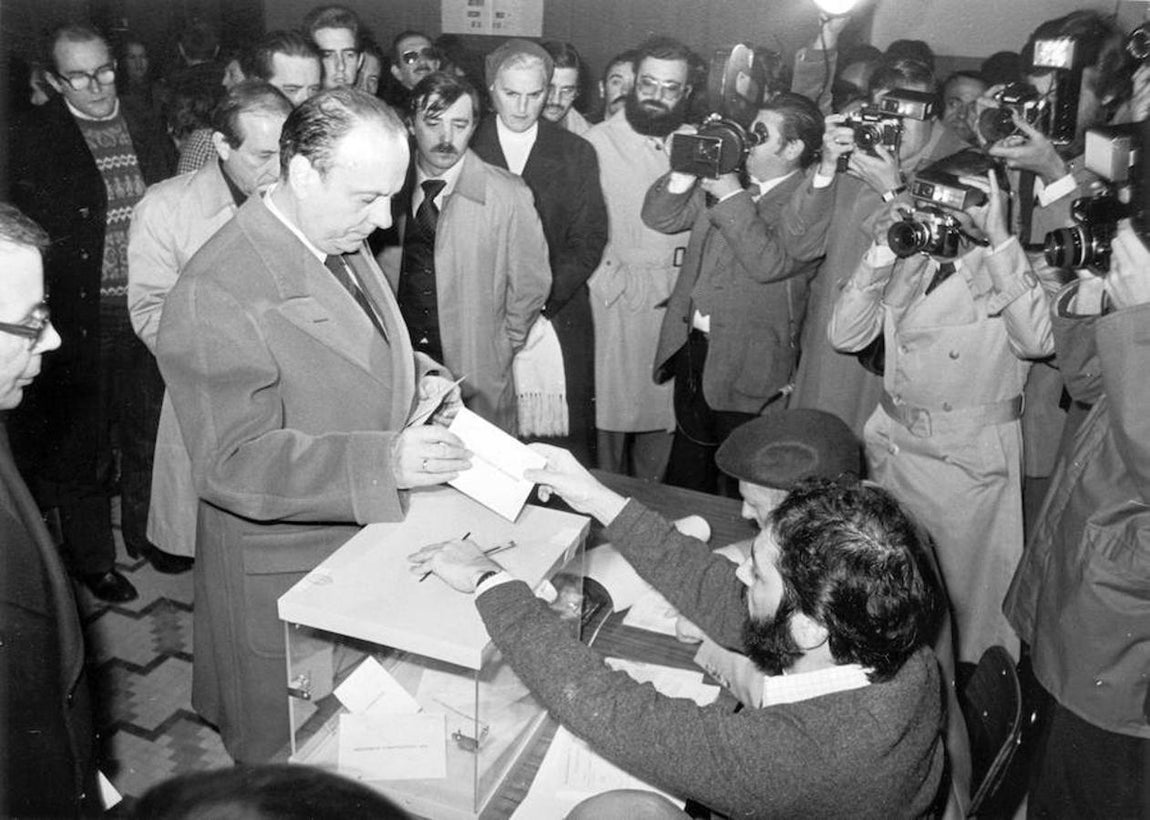 Manuel Fraga vota el referéndum de la Constitución. 