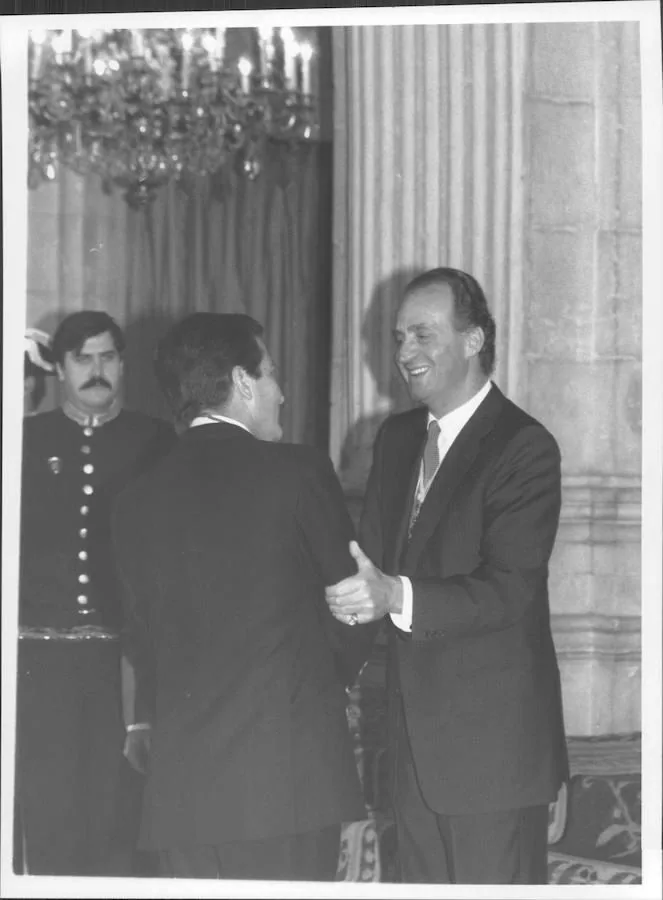 El Rey Don Juan Carlos impone la medalla del mérito constitucional a Adolfo Suárez en el X Aniversario de la Constitución