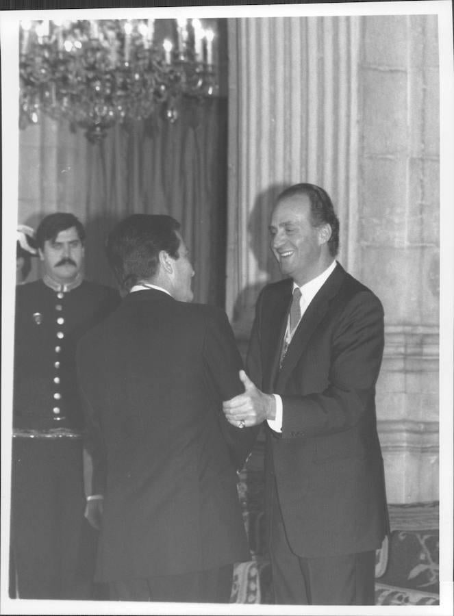 El Rey Don Juan Carlos impone la medalla del mérito constitucional a Adolfo Suárez en el X Aniversario de la Constitución. 