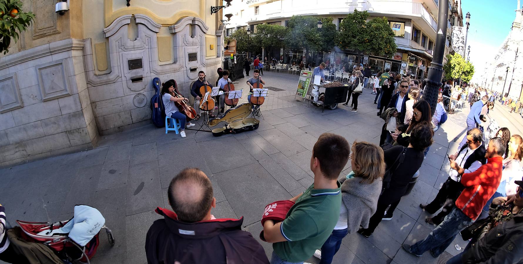 El buen tiempo atrae a los visitantes a Sevilla por el puente de la Inmaculada