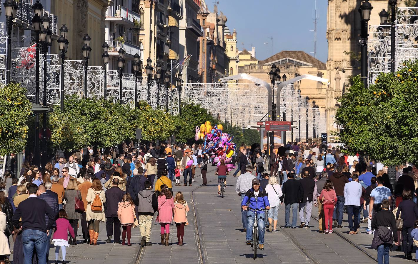 El buen tiempo atrae a los visitantes a Sevilla por el puente de la Inmaculada