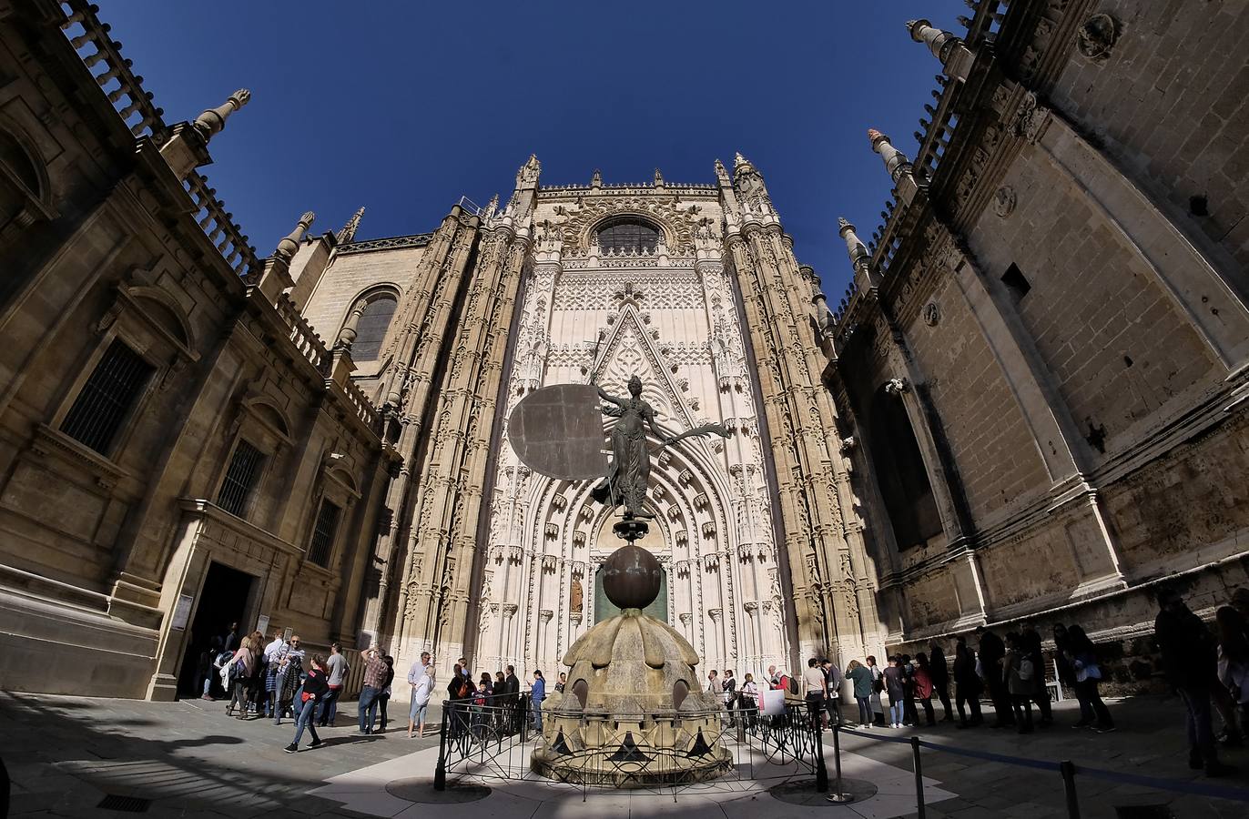 El buen tiempo atrae a los visitantes a Sevilla por el puente de la Inmaculada