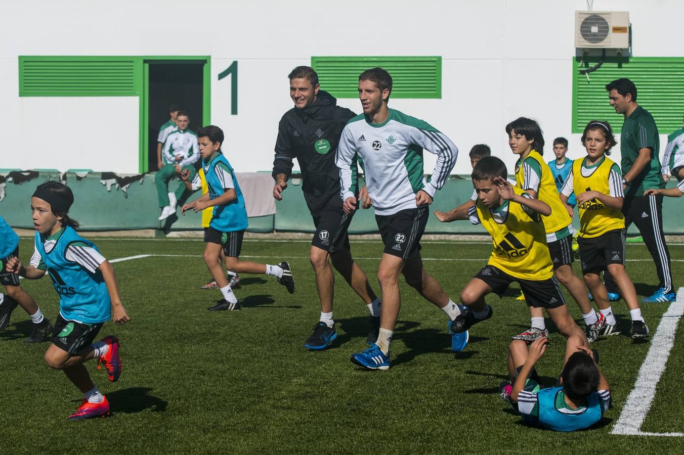 Consejo de administración, miembros de la dirección deportiva y la secretaría técnica, cuerpo técnico y jugadores del primer equipo y empleados de todas las áreas de la entidad, se han reunido con los jugadores de todos los escalafones inferiores, masculinos y femeninos